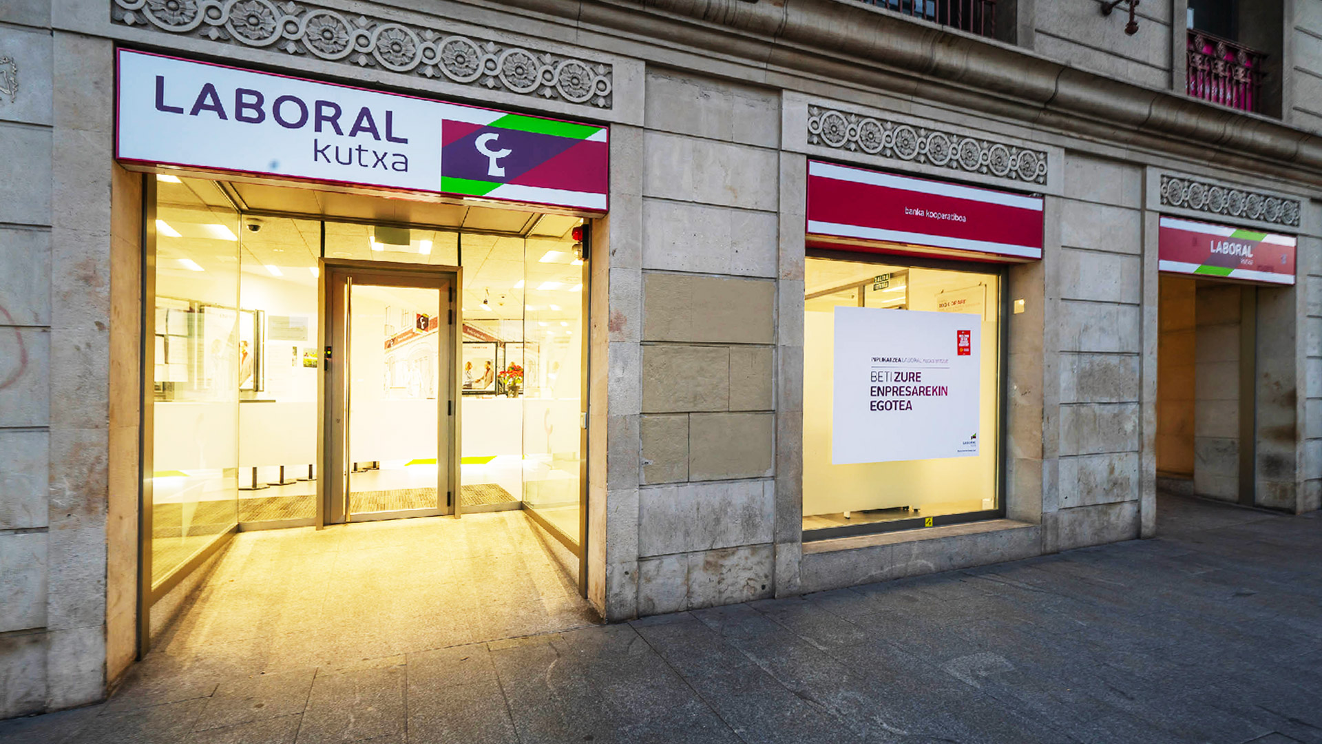 Exterior de una oficina de Laboral Kutxa